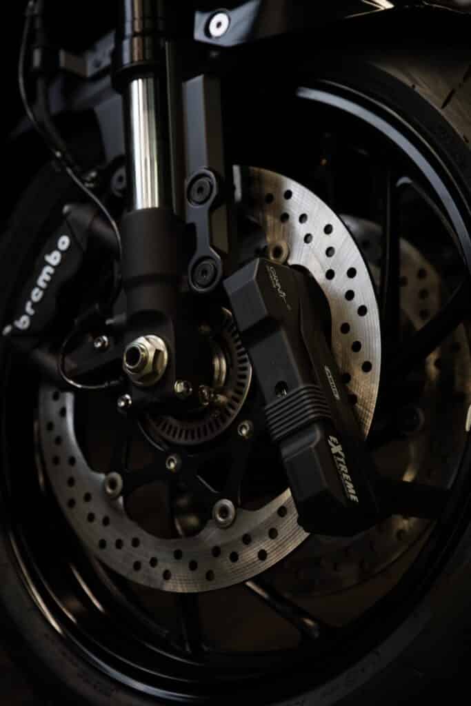 https://www.mycover-protection.com/wp-content/uploads/2021/04/Motorrad-Buegelschloss-Abus-Granit-Extreme-59-an-Suzuki-Bremsscheibe-Brembo-Sattel-683x1024.jpg