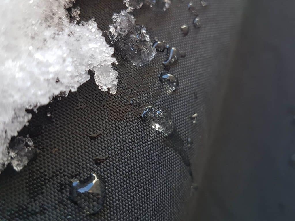 Résistant à l'hiver housse moto avec de la neige et de l'eau