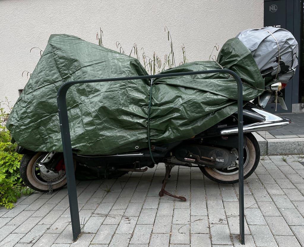 La bâche de la moto ne résiste pas à l'hiver