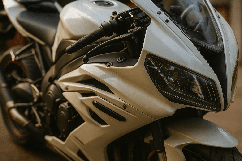 Primer plano de un carenado de plástico de moto en buen estado, ilustra el efecto del pulimento para plásticos, ideal para cristales de plástico ciegos o piezas de plástico mate de la moto.